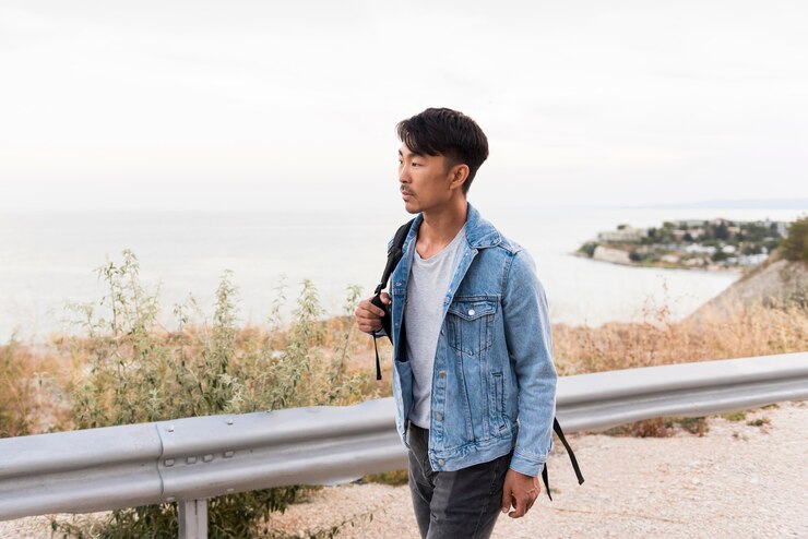 무료 Photo 여행을 즐기는 젊은 남자