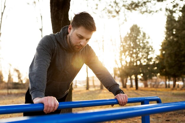 公園で屋外で運動する若い男