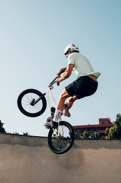 若い男が自転車で極端なジャンプ