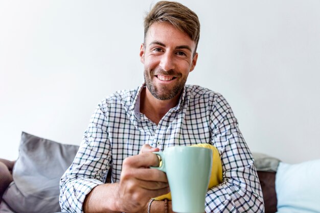 コーヒーを飲んだ若い男