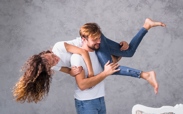 Free photo young man holding woman on shoulder