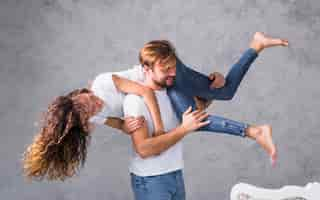 Free photo young man holding woman on shoulder