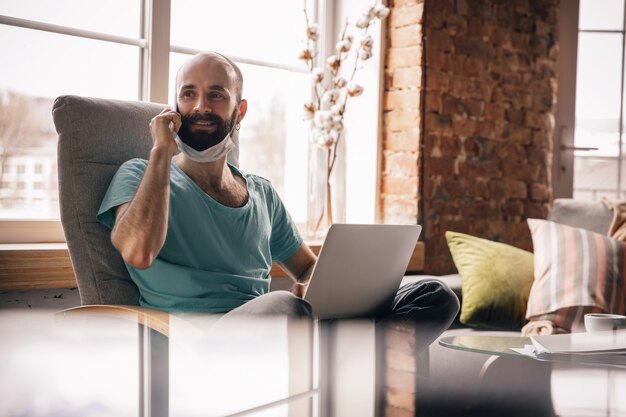 検疫とフリーランスの仕事をしながら家にいる若い男