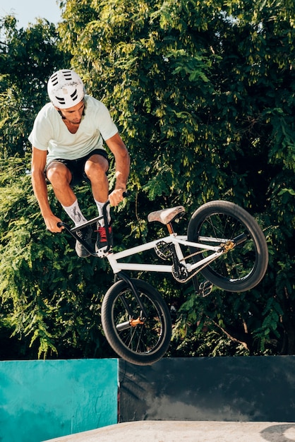 Il giovane che salta con la possibilità remota della bici del bmx