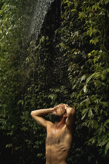 молодой человек в джунглях Бали Индонезия