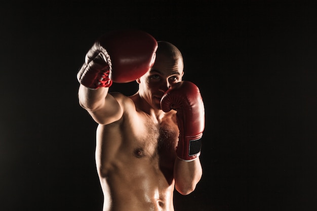 青い煙で若い男のキックボクシング