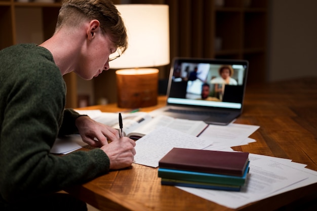 Бесплатное фото Молодой человек учится в виртуальном классе
