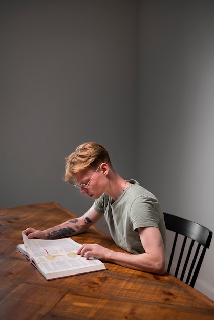 Free photo young man learning in a virtual classroom