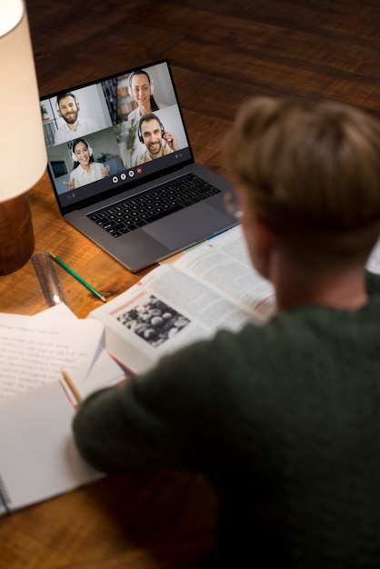 Giovane che impara in un'aula virtuale