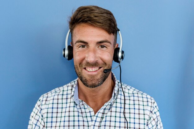 Free photo young man listening music