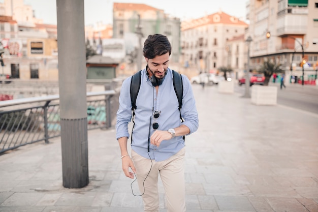 Foto gratuita giovane che guarda il tempo in guardia