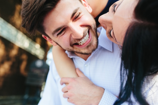 Giovane in amore con un grande sorriso