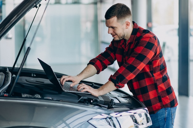 Free photo young man making diagnostics of the vehicle