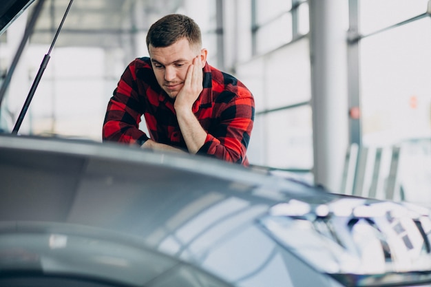 若い男が車の診断を行う