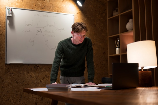 Free photo young man making a presentation in a virtual classroom