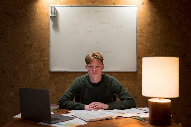 Free photo young man making a presentation in a virtual classroom