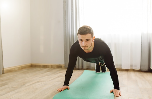 Il giovane che fa lo sport si esercita a casa