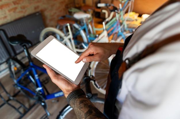 Giovane che gestisce la sua attività in bicicletta