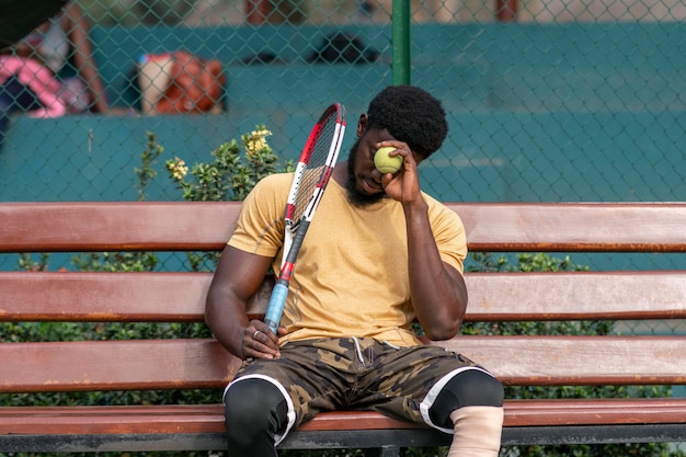 Бесплатное фото Молодой человек на теннисном корте играет