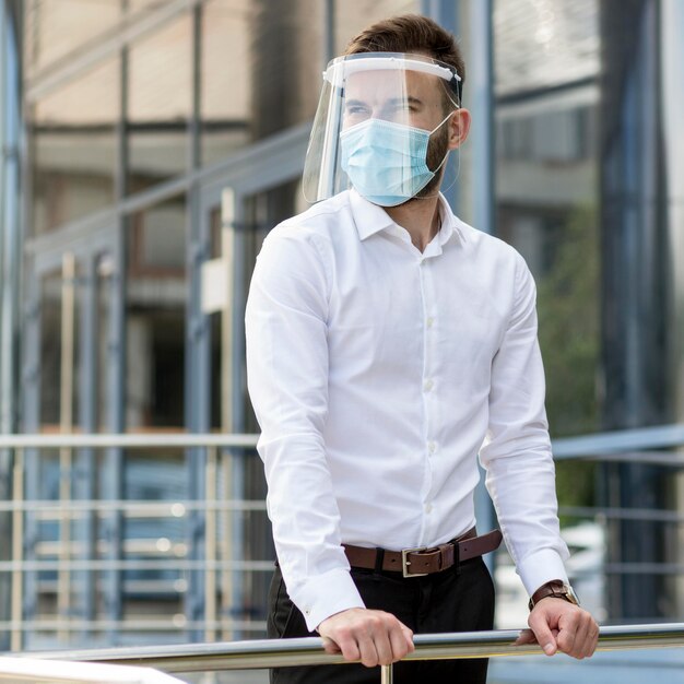 Free photo young man outdoor with mask