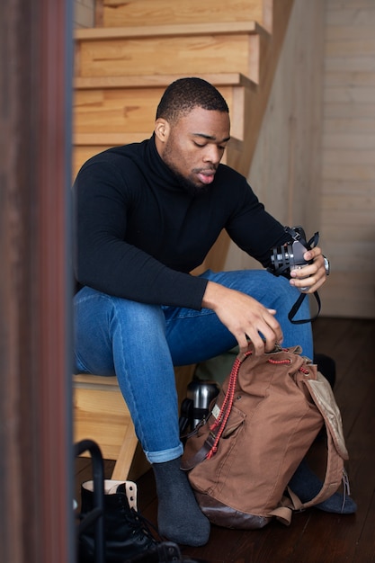 彼の旅行のために荷造りする若い男