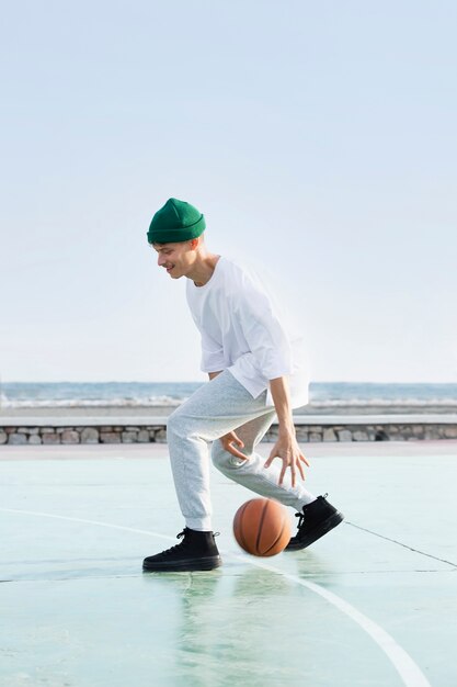 バスケットボールをしている若い男