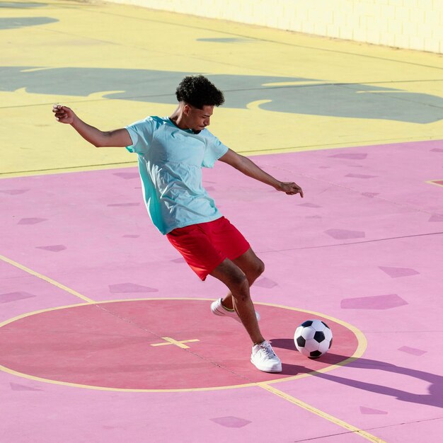 Молодой человек играет в футбол