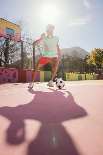 サッカーをしている若い男