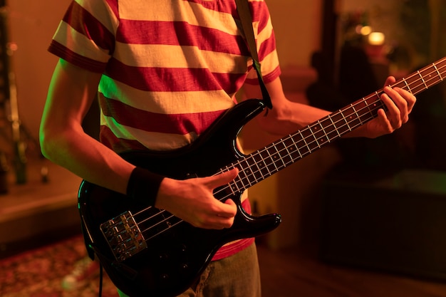 Бесплатное фото Молодой человек играет на гитаре на местном мероприятии