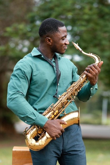 Молодой человек играет на музыкальном инструменте в международный день джаза