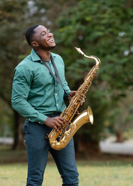 国際ジャズデーに楽器を演奏する若い男