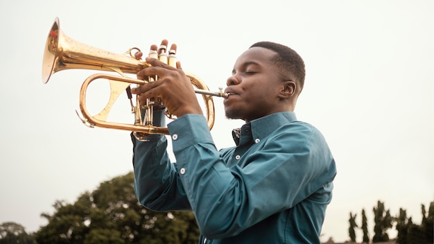 Free photo young man playing music on jazz day