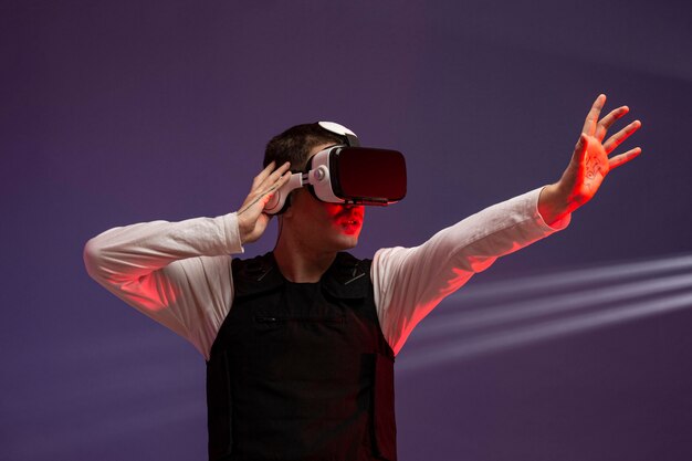 Молодой человек играет в видеоигру с очками виртуальной реальности