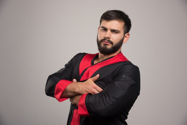 Free photo young man posing on grey wall