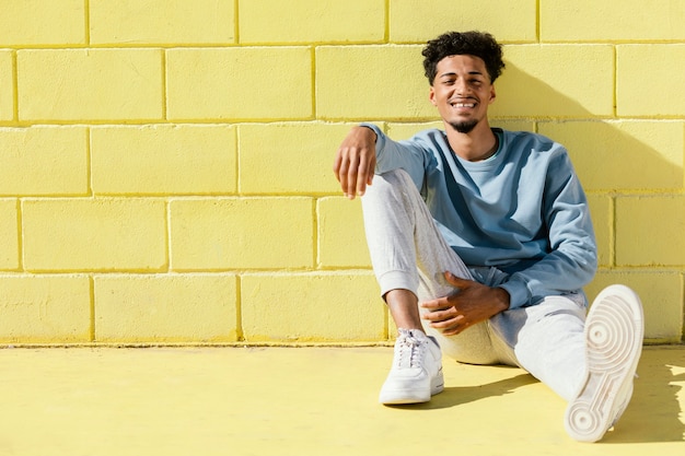 Free photo young man posing outdoor