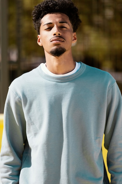 Free photo young man posing outdoor