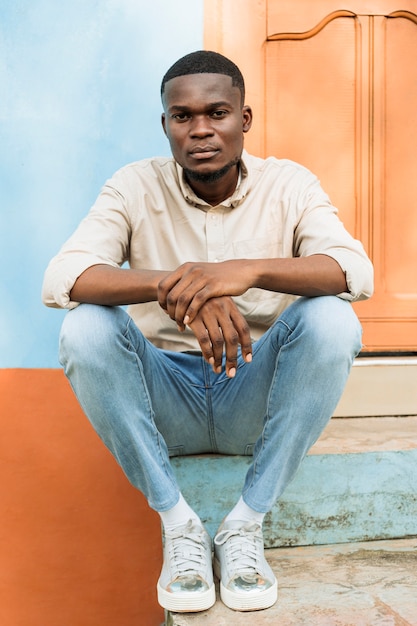 Free photo young man posing outdoor