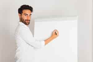 Free photo young man posing with whiteboard