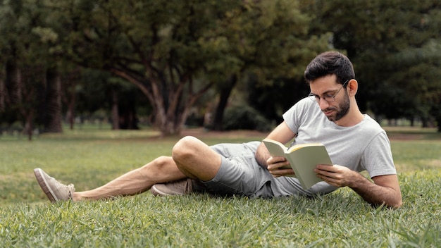 Giovane che legge un libro interessante