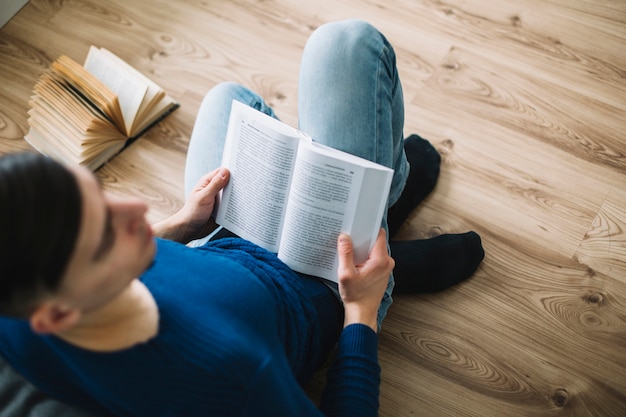 若い、読書、ソファーの近く