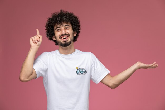 面白いことを覚えている若い男