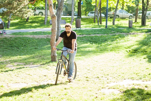 여름에 공원에서 자전거를 타는 청년