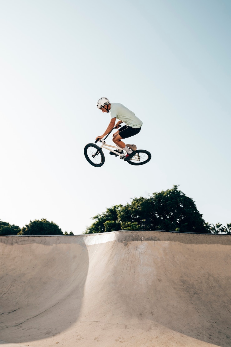 無料Photo 若い男がランプにbmx自転車に乗る