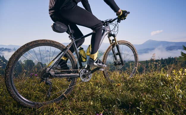 Молодой человек катается на горном велосипеде под гору