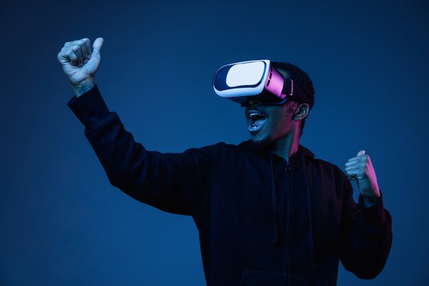 네온 불빛에 VR 안경을 쓰고있는 젊은이