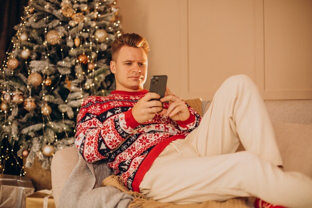 クリスマスに買い物をする若い男