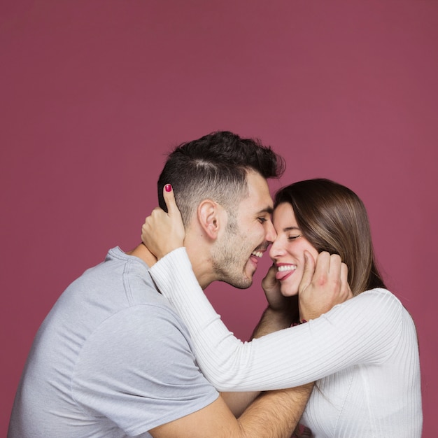 若い男が魅力的な女性と舌を見せて
