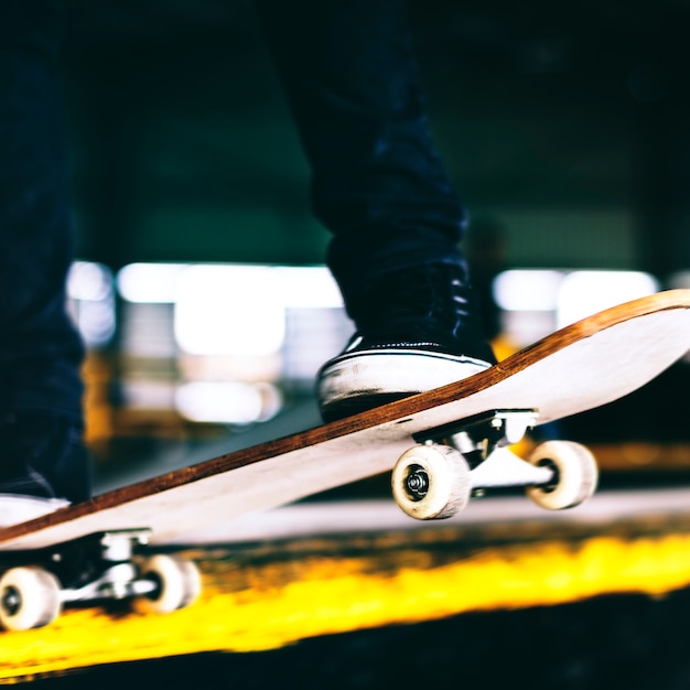 Foto gratuita sparare del giovane skateboarding