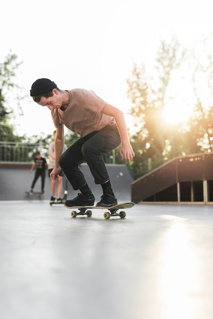 Foto gratuita giovane uomo skateboard in strada