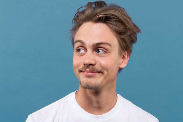 Free photo young man smiling portrait